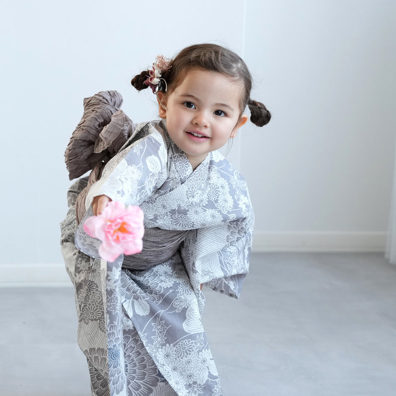 【ひよこ商店 kids 高級変わり織 子供浴衣3点セット（ゆかた・帯・下駄）女の子 銀灰色に菊爛漫】 キッズ浴衣 国産生地 国内染色 （6510265701）