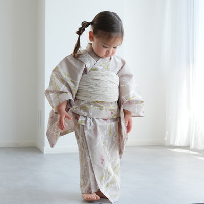 【ひよこ商店 kids 高級変わり織 子供浴衣3点セット（ゆかた・帯・下駄）女の子 亜麻色に飛び回る雀】 キッズ浴衣 国産生地 国内染色 （6510265801）