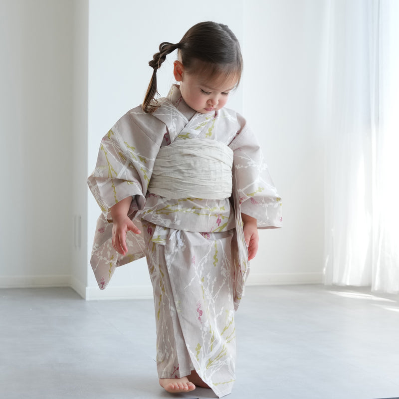 【ひよこ商店 kids 高級変わり織 子供浴衣3点セット（ゆかた・帯・下駄）女の子 亜麻色に飛び回る雀】 キッズ浴衣 国産生地 国内染色 （6510265801）