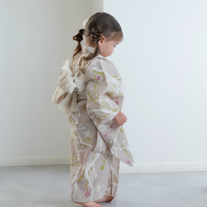 【ひよこ商店 kids 高級変わり織 子供浴衣3点セット（ゆかた・帯・下駄）女の子 亜麻色に飛び回る雀】 キッズ浴衣 国産生地 国内染色 （6510265801）