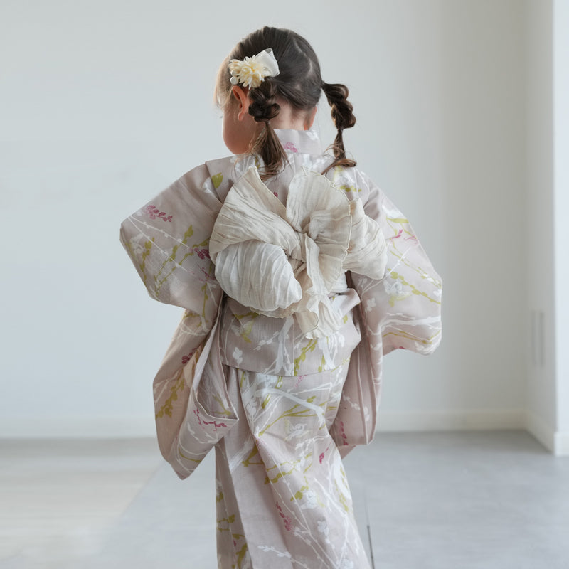 【ひよこ商店 kids 高級変わり織 子供浴衣3点セット（ゆかた・帯・下駄）女の子 亜麻色に飛び回る雀】 キッズ浴衣 国産生地 国内染色 （6510265801）