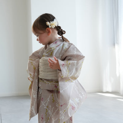 【ひよこ商店 kids 高級変わり織 子供浴衣3点セット（ゆかた・帯・下駄）女の子 亜麻色に飛び回る雀】 キッズ浴衣 国産生地 国内染色 （6510265801）