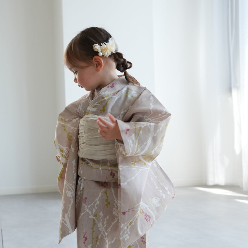 【ひよこ商店 kids 高級変わり織 子供浴衣3点セット（ゆかた・帯・下駄）女の子 亜麻色に飛び回る雀】 キッズ浴衣 国産生地 国内染色 （6510265801）