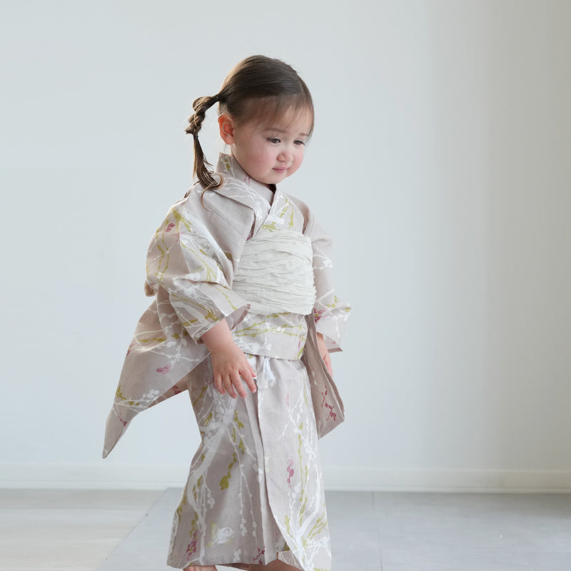 【ひよこ商店 kids 高級変わり織 子供浴衣3点セット（ゆかた・帯・下駄）女の子 亜麻色に飛び回る雀】 キッズ浴衣 国産生地 国内染色 （6510265801）