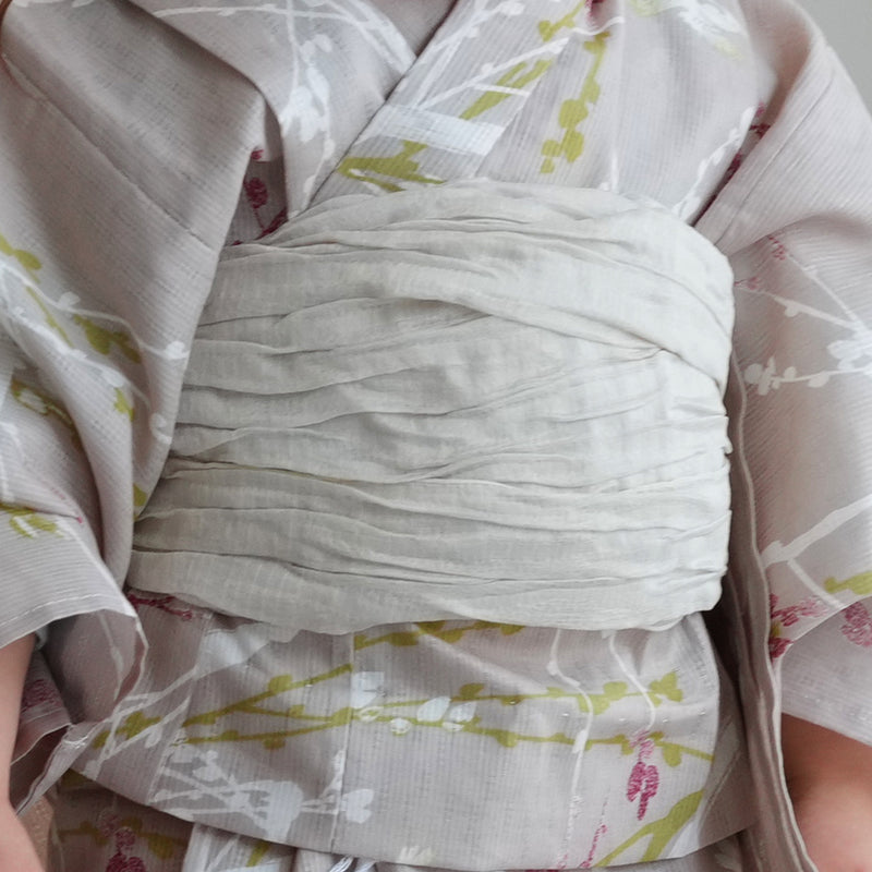 【ひよこ商店 kids 高級変わり織 子供浴衣3点セット（ゆかた・帯・下駄）女の子 亜麻色に飛び回る雀】 キッズ浴衣 国産生地 国内染色 （6510265801）