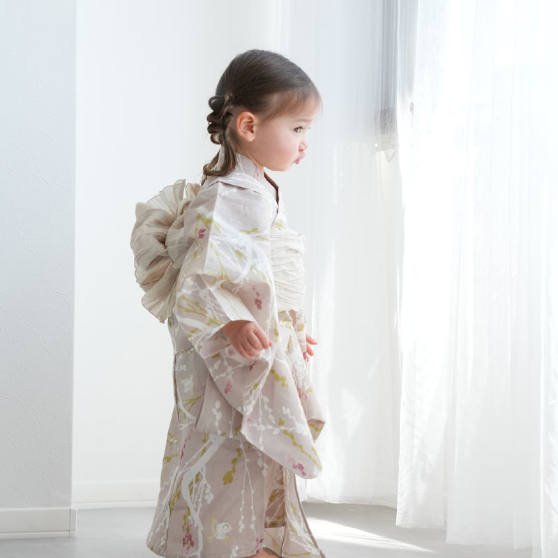 【ひよこ商店 kids 高級変わり織 子供浴衣3点セット（ゆかた・帯・下駄）女の子 亜麻色に飛び回る雀】 キッズ浴衣 国産生地 国内染色 （6510265801）