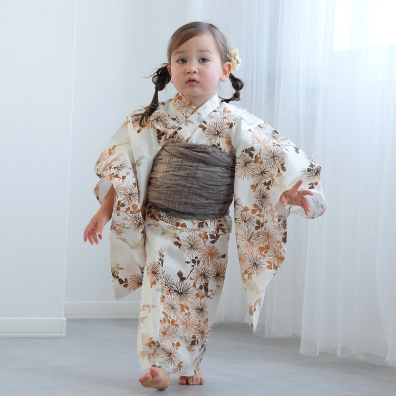 【ひよこ商店 kids 高級変わり織 子供浴衣3点セット（ゆかた・帯・下駄）女の子 きなりに琥珀色の連なる小菊】 キッズ浴衣 国産生地 国内染色 （6510265901）
