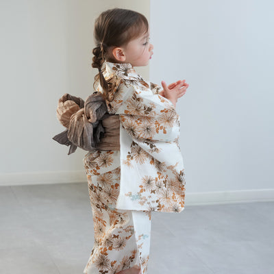 【ひよこ商店 kids 高級変わり織 子供浴衣3点セット（ゆかた・帯・下駄）女の子 きなりに琥珀色の連なる小菊】 キッズ浴衣 国産生地 国内染色 （6510265901）