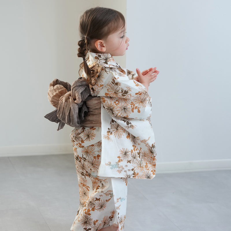 【ひよこ商店 kids 高級変わり織 子供浴衣3点セット（ゆかた・帯・下駄）女の子 きなりに琥珀色の連なる小菊】 キッズ浴衣 国産生地 国内染色 （6510265901）