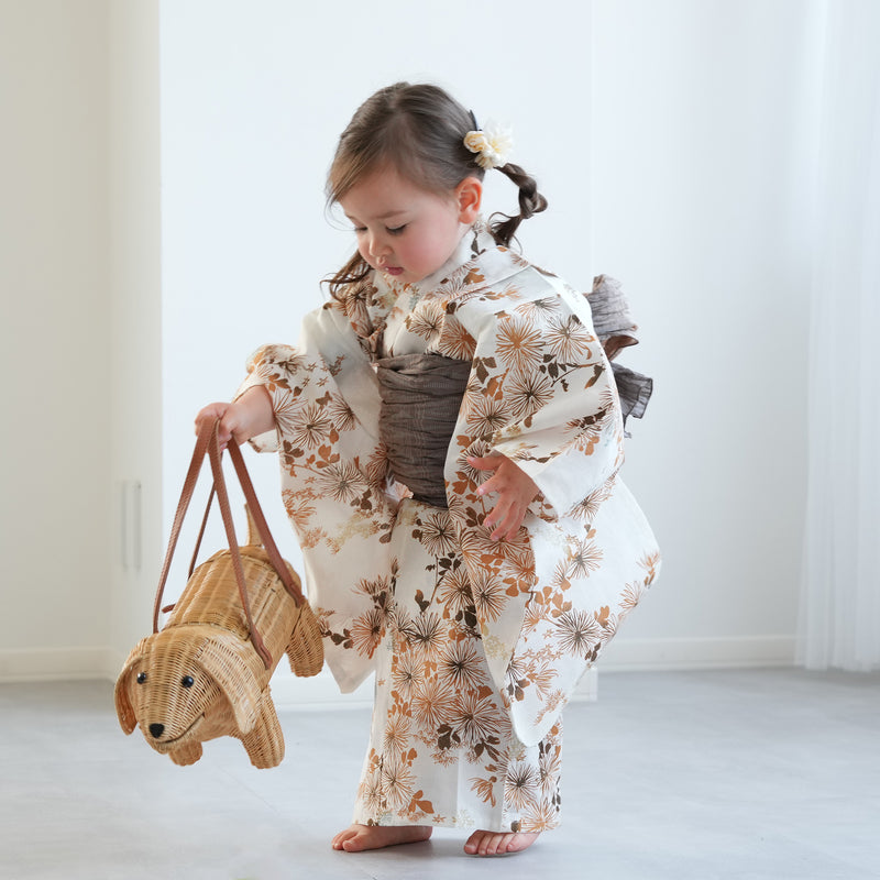 【ひよこ商店 kids 高級変わり織 子供浴衣3点セット（ゆかた・帯・下駄）女の子 きなりに琥珀色の連なる小菊】 キッズ浴衣 国産生地 国内染色 （6510265901）