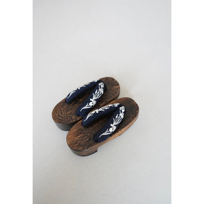 【utatane×Acka.  子供浴衣3点セット (kidsゆかた・帯・下駄 ) 鮫小紋と菖蒲 navy】Acka. (@acka_official)オリジナル 限定 コラボ  フリーサイズ 国産生地 国内染色　（6510266101）