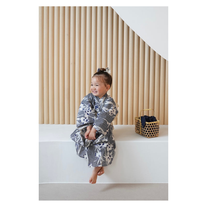 【utatane×Acka.  子供浴衣3点セット (kidsゆかた・帯・下駄 ) 鮫小紋と菖蒲 navy】Acka. (@acka_official)オリジナル 限定 コラボ  フリーサイズ 国産生地 国内染色　（6510266101）