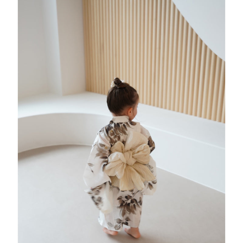 【utatane×Acka.  子供浴衣3点セット (kidsゆかた・帯・下駄 ) 山茶花 white（lame）】Acka. (@acka_official)オリジナル 限定 コラボ  フリーサイズ 国産生地 国内染色　（6510266201）