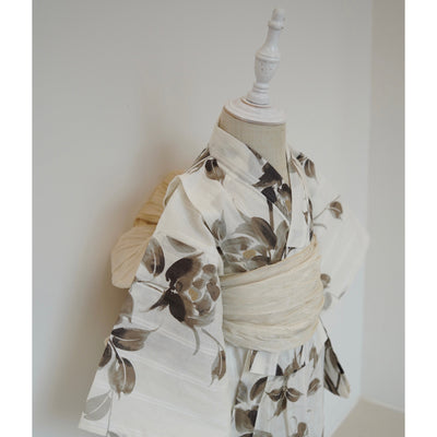 【utatane×Acka.  子供浴衣3点セット (kidsゆかた・帯・下駄 ) 山茶花 white（lame）】Acka. (@acka_official)オリジナル 限定 コラボ  フリーサイズ 国産生地 国内染色　（6510266201）