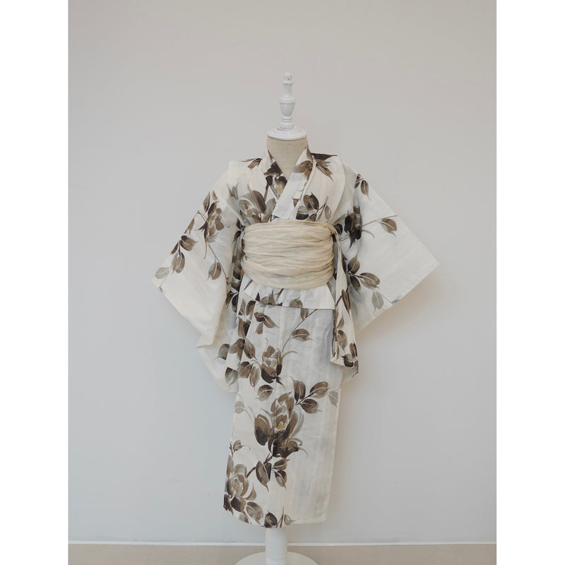 【utatane×Acka.  子供浴衣3点セット (kidsゆかた・帯・下駄 ) 山茶花 white（lame）】Acka. (@acka_official)オリジナル 限定 コラボ  フリーサイズ 国産生地 国内染色　（6510266201）