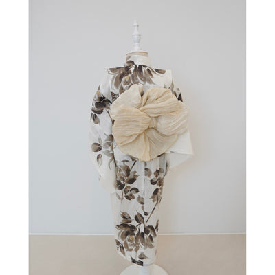 【utatane×Acka.  子供浴衣3点セット (kidsゆかた・帯・下駄 ) 山茶花 white（lame）】Acka. (@acka_official)オリジナル 限定 コラボ  フリーサイズ 国産生地 国内染色　（6510266201）