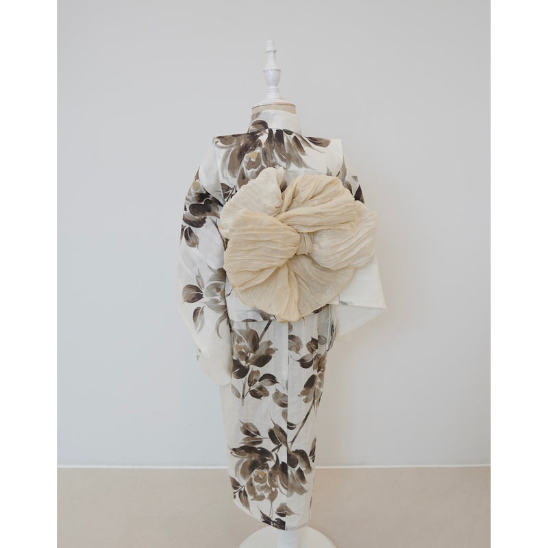 【utatane×Acka.  子供浴衣3点セット (kidsゆかた・帯・下駄 ) 山茶花 white（lame）】Acka. (@acka_official)オリジナル 限定 コラボ  フリーサイズ 国産生地 国内染色　（6510266201）