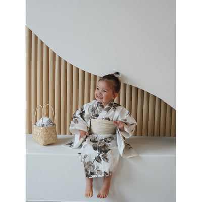 【utatane×Acka.  子供浴衣3点セット (kidsゆかた・帯・下駄 ) 山茶花 white（lame）】Acka. (@acka_official)オリジナル 限定 コラボ  フリーサイズ 国産生地 国内染色　（6510266201）