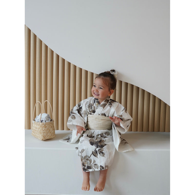 【utatane×Acka.  子供浴衣3点セット (kidsゆかた・帯・下駄 ) 山茶花 white（lame）】Acka. (@acka_official)オリジナル 限定 コラボ  フリーサイズ 国産生地 国内染色　（6510266201）