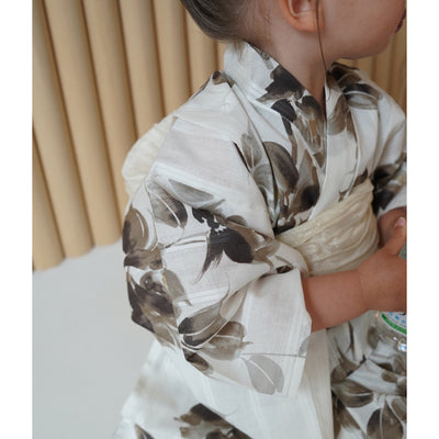 【utatane×Acka.  子供浴衣3点セット (kidsゆかた・帯・下駄 ) 山茶花 white（lame）】Acka. (@acka_official)オリジナル 限定 コラボ  フリーサイズ 国産生地 国内染色　（6510266201）