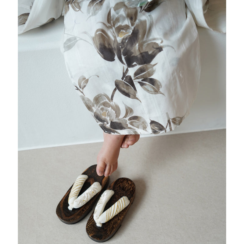 【utatane×Acka.  子供浴衣3点セット (kidsゆかた・帯・下駄 ) 山茶花 white（lame）】Acka. (@acka_official)オリジナル 限定 コラボ  フリーサイズ 国産生地 国内染色　（6510266201）