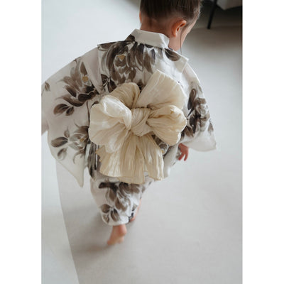 【utatane×Acka.  子供浴衣3点セット (kidsゆかた・帯・下駄 ) 山茶花 white（lame）】Acka. (@acka_official)オリジナル 限定 コラボ  フリーサイズ 国産生地 国内染色　（6510266201）