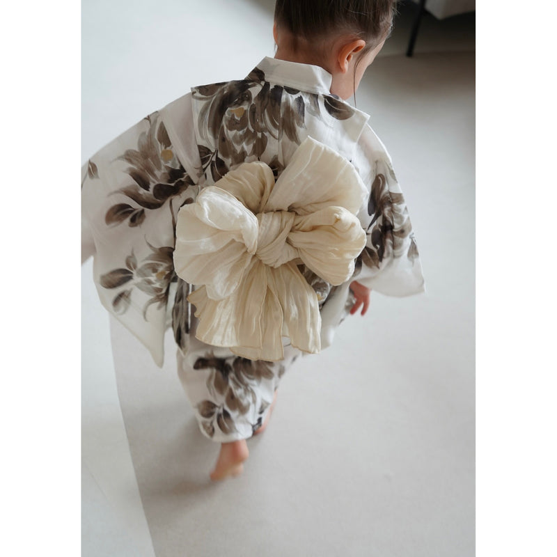 【utatane×Acka.  子供浴衣3点セット (kidsゆかた・帯・下駄 ) 山茶花 white（lame）】Acka. (@acka_official)オリジナル 限定 コラボ  フリーサイズ 国産生地 国内染色　（6510266201）