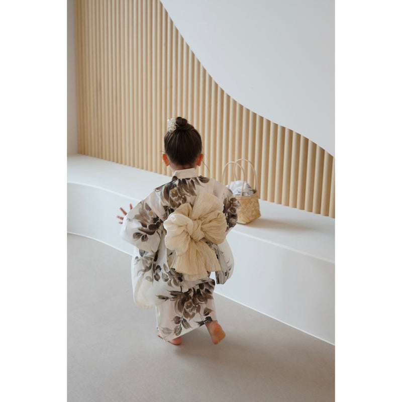 【utatane×Acka.  子供浴衣3点セット (kidsゆかた・帯・下駄 ) 山茶花 white（lame）】Acka. (@acka_official)オリジナル 限定 コラボ  フリーサイズ 国産生地 国内染色　（6510266201）