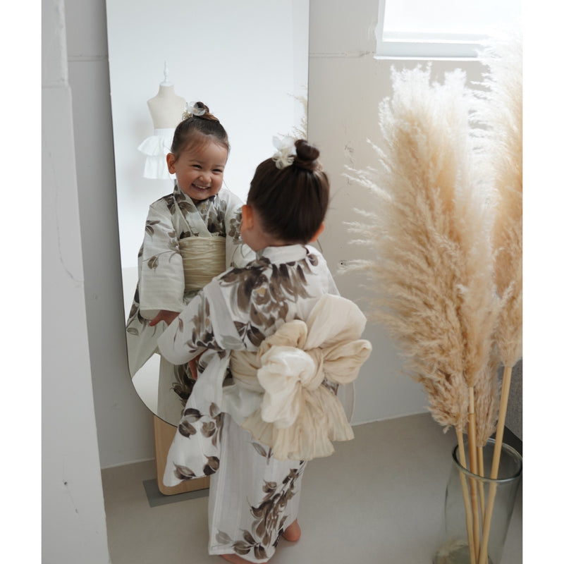 【utatane×Acka.  子供浴衣3点セット (kidsゆかた・帯・下駄 ) 山茶花 white（lame）】Acka. (@acka_official)オリジナル 限定 コラボ  フリーサイズ 国産生地 国内染色　（6510266201）