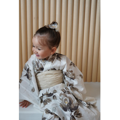 【utatane×Acka.  子供浴衣3点セット (kidsゆかた・帯・下駄 ) 山茶花 white（lame）】Acka. (@acka_official)オリジナル 限定 コラボ  フリーサイズ 国産生地 国内染色　（6510266201）