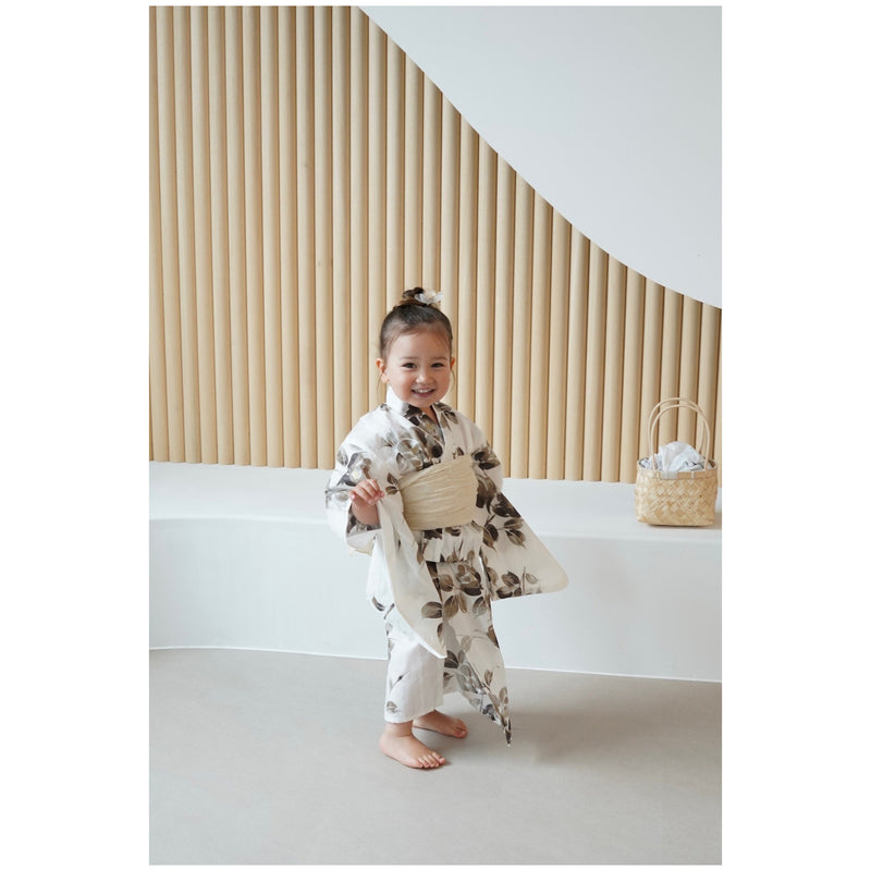 【utatane×Acka.  子供浴衣3点セット (kidsゆかた・帯・下駄 ) 山茶花 white（lame）】Acka. (@acka_official)オリジナル 限定 コラボ  フリーサイズ 国産生地 国内染色　（6510266201）
