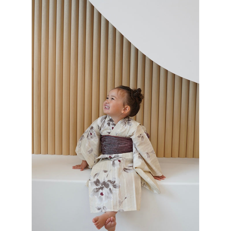 【utatane×Acka.  子供浴衣3点セット (kidsゆかた・帯・下駄 )  山茶花 beige 】Acka. (@acka_official)オリジナル 限定 コラボ  フリーサイズ 国産生地 国内染色　（6510266401）