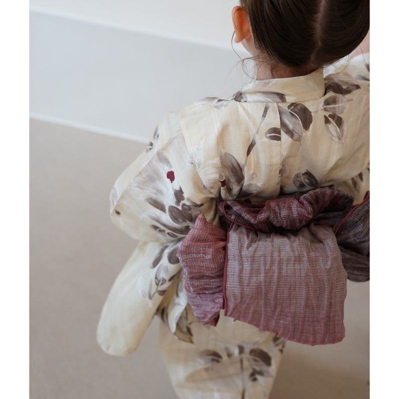 【utatane×Acka.  子供浴衣3点セット (kidsゆかた・帯・下駄 )  山茶花 beige 】Acka. (@acka_official)オリジナル 限定 コラボ  フリーサイズ 国産生地 国内染色　（6510266401）