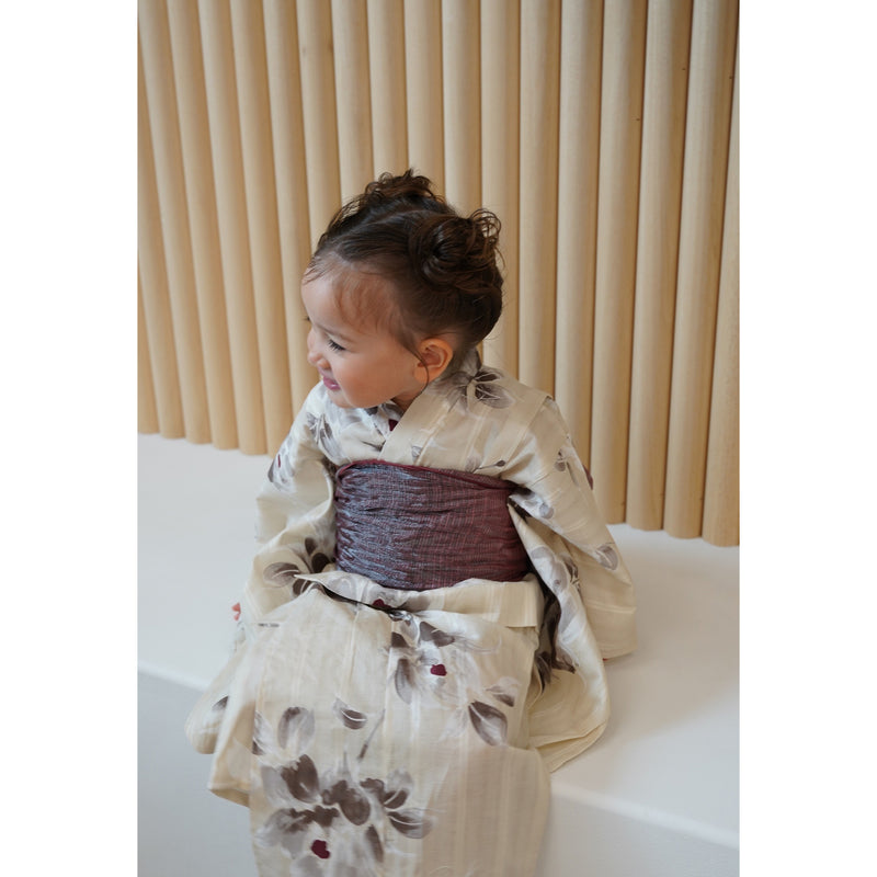 【utatane×Acka.  子供浴衣3点セット (kidsゆかた・帯・下駄 )  山茶花 beige 】Acka. (@acka_official)オリジナル 限定 コラボ  フリーサイズ 国産生地 国内染色　（6510266401）