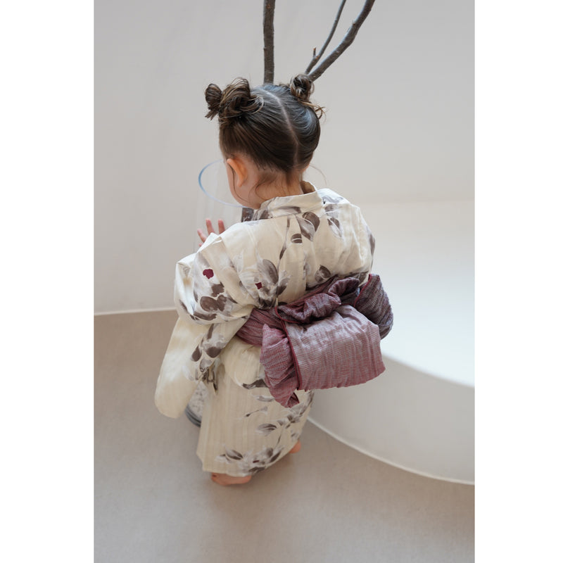 【utatane×Acka.  子供浴衣3点セット (kidsゆかた・帯・下駄 )  山茶花 beige 】Acka. (@acka_official)オリジナル 限定 コラボ  フリーサイズ 国産生地 国内染色　（6510266401）