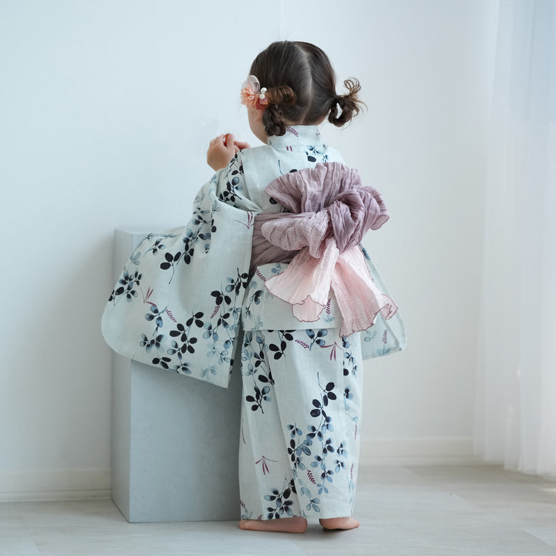 【utatane kids 高級変わり織 子供浴衣3点セット（ゆかた・帯・下駄）女の子 サイダー色に溶け込む萩とトンボ】 キッズ浴衣 国産生地 国内染色 （6510266501）