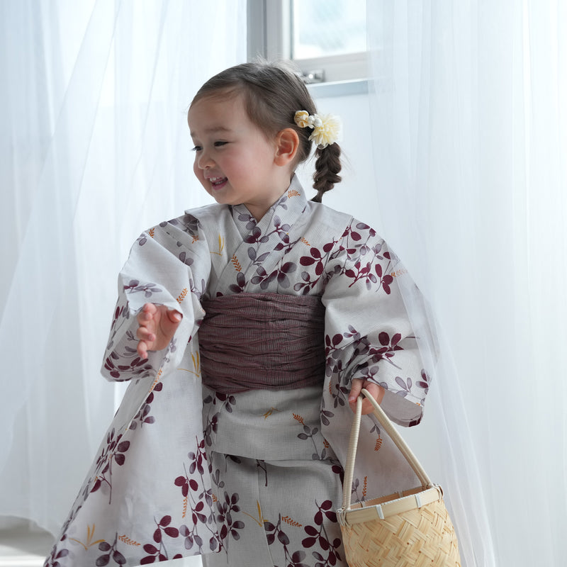 【utatane kids 高級変わり織 子供浴衣3点セット（ゆかた・帯・下駄）女の子 いちご色に溶け込む萩とトンボ】 キッズ浴衣 国産生地 国内染色 （6510266901）