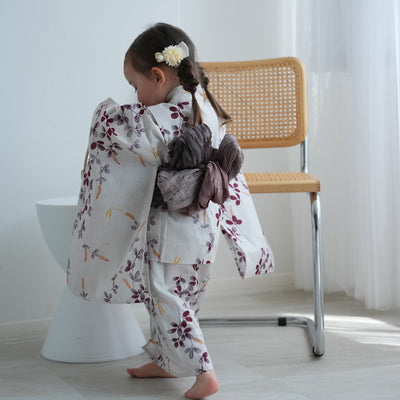 【utatane kids 高級変わり織 子供浴衣3点セット（ゆかた・帯・下駄）女の子 いちご色に溶け込む萩とトンボ】 キッズ浴衣 国産生地 国内染色 （6510266901）