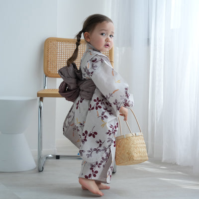 【utatane kids 高級変わり織 子供浴衣3点セット（ゆかた・帯・下駄）女の子 いちご色に溶け込む萩とトンボ】 キッズ浴衣 国産生地 国内染色 （6510266901）
