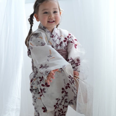 【utatane kids 高級変わり織 子供浴衣3点セット（ゆかた・帯・下駄）女の子 いちご色に溶け込む萩とトンボ】 キッズ浴衣 国産生地 国内染色 （6510266901）
