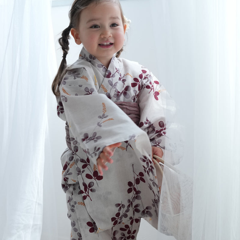 【utatane kids 高級変わり織 子供浴衣3点セット（ゆかた・帯・下駄）女の子 いちご色に溶け込む萩とトンボ】 キッズ浴衣 国産生地 国内染色 （6510266901）