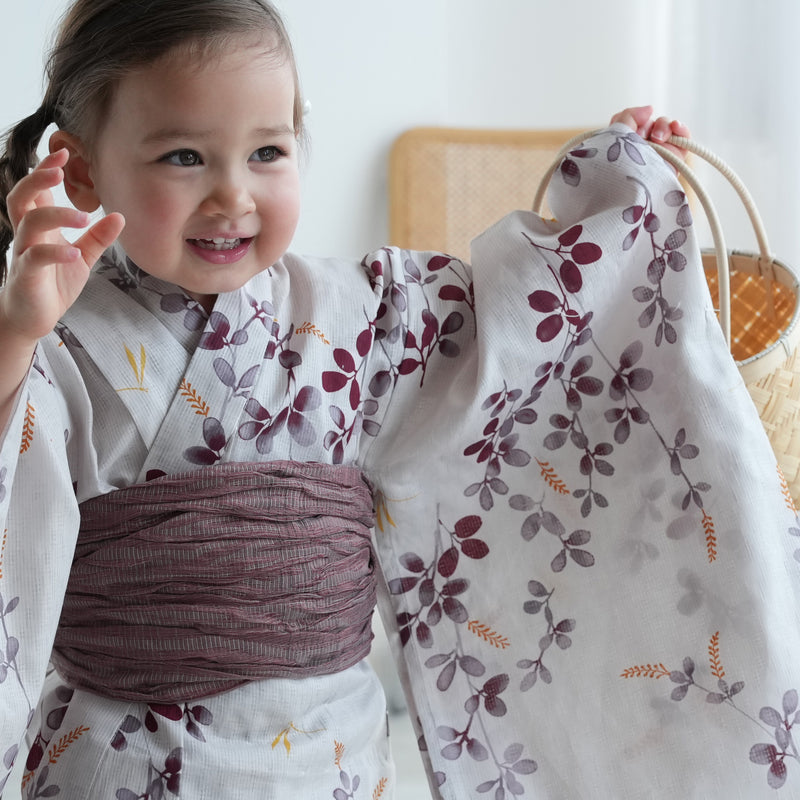 【utatane kids 高級変わり織 子供浴衣3点セット（ゆかた・帯・下駄）女の子 いちご色に溶け込む萩とトンボ】 キッズ浴衣 国産生地 国内染色 （6510266901）