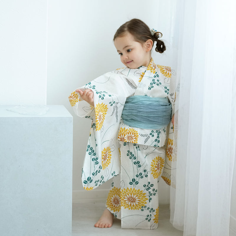 【utatane kids 高級変わり織 子供浴衣3点セット（ゆかた・帯・下駄）女の子 黄色の剣菊と萩】 キッズ浴衣 国産生地 国内染色 （6510267301）