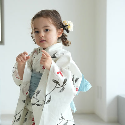 【ニコアンティーク kids 高級変わり織 子供浴衣3点セット（ゆかた・帯・下駄）女の子 オフホワイトに柘榴】 キッズ浴衣 国産生地 国内染色 （6510269901）