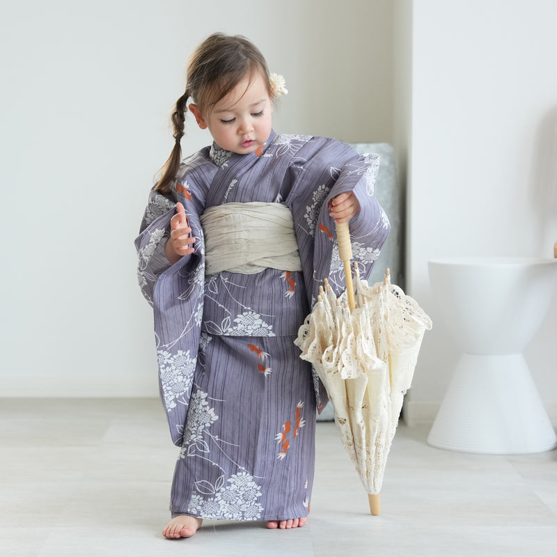 【ニコアンティーク kids 高級変わり織 子供浴衣3点セット（ゆかた・帯・下駄）女の子 かすれ藤色に向日葵と金魚】 キッズ浴衣 国産生地 国内染色 （6510270201）