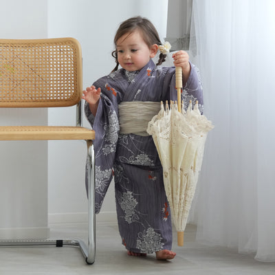 【ニコアンティーク kids 高級変わり織 子供浴衣3点セット（ゆかた・帯・下駄）女の子 かすれ藤色に向日葵と金魚】 キッズ浴衣 国産生地 国内染色 （6510270201）