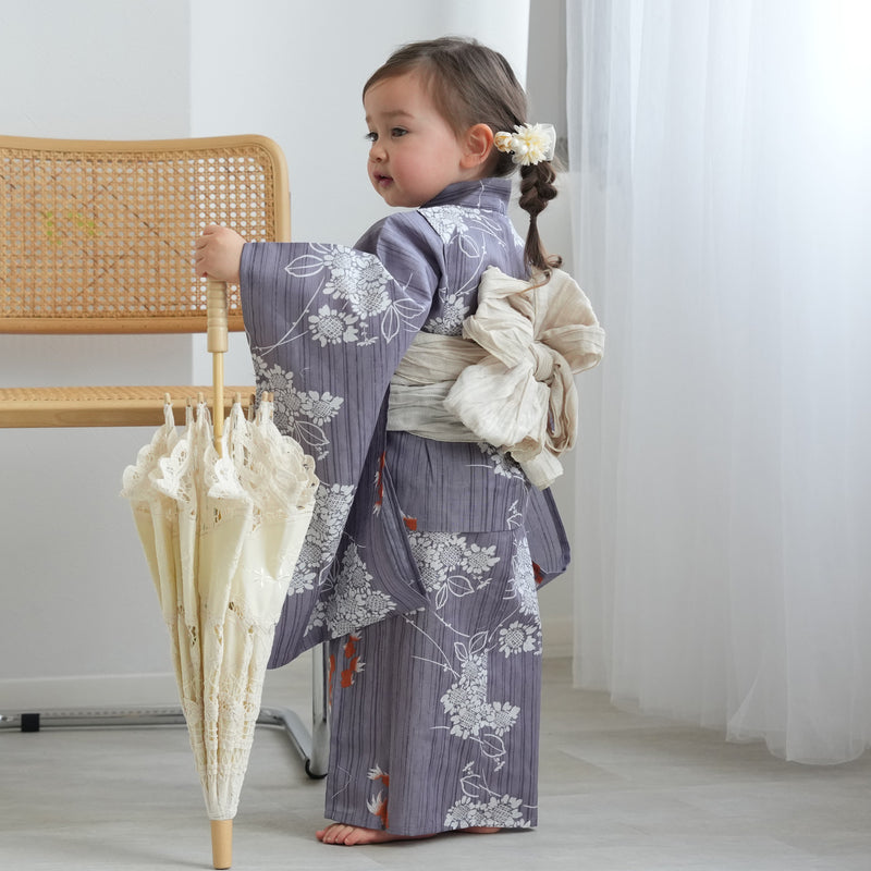 【ニコアンティーク kids 高級変わり織 子供浴衣3点セット（ゆかた・帯・下駄）女の子 かすれ藤色に向日葵と金魚】 キッズ浴衣 国産生地 国内染色 （6510270201）