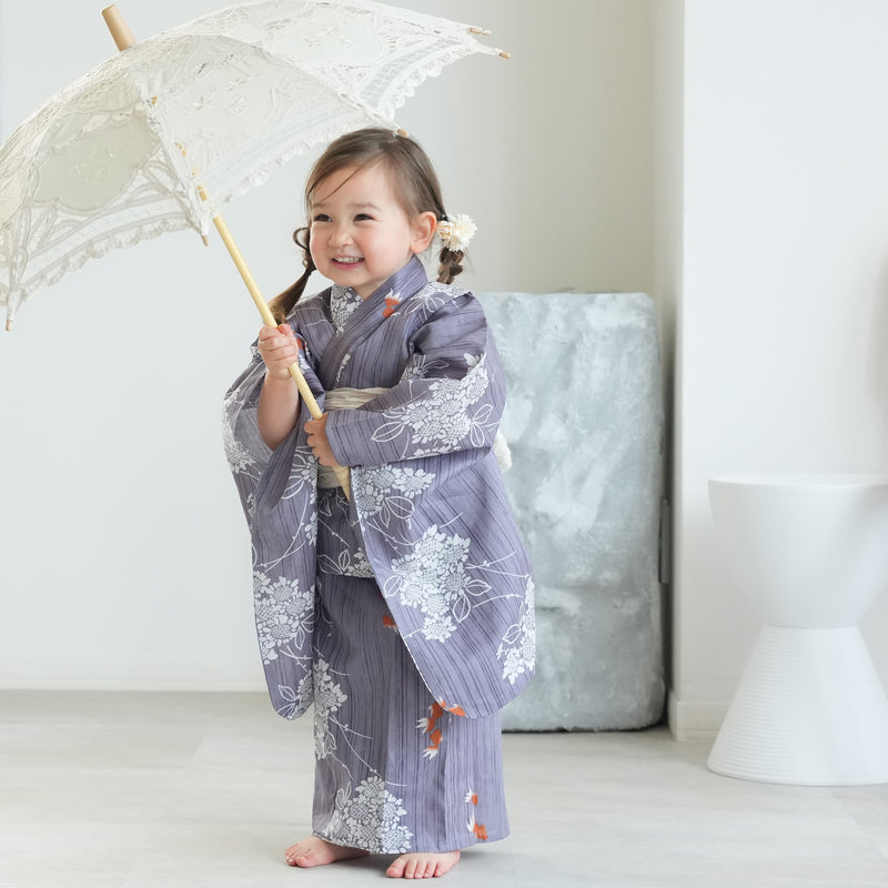 【ニコアンティーク kids 高級変わり織 子供浴衣3点セット（ゆかた・帯・下駄）女の子 かすれ藤色に向日葵と金魚】 キッズ浴衣 国産生地 国内染色 （6510270201）