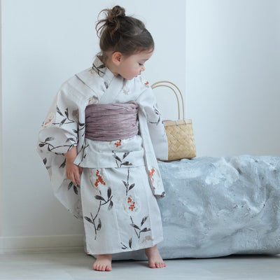 【ニコアンティーク kids 高級変わり織 子供浴衣3点セット（ゆかた・帯・下駄）女の子 淡いグレーに柘榴】 キッズ浴衣 国産生地 国内染色 （6510270301）