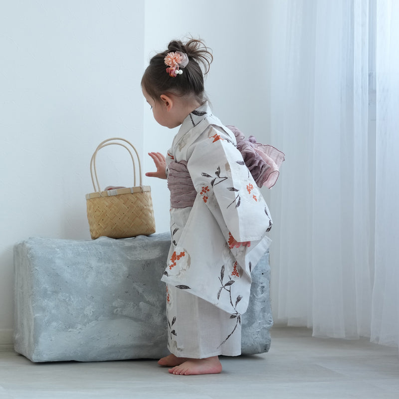 【ニコアンティーク kids 高級変わり織 子供浴衣3点セット（ゆかた・帯・下駄）女の子 淡いグレーに柘榴】 キッズ浴衣 国産生地 国内染色 （6510270301）